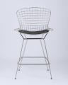 с низкой спинкой Bertoia хромированный металл с черной подушкой из экокожи
