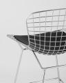 с низкой спинкой Bertoia хромированный металл с черной подушкой из экокожи